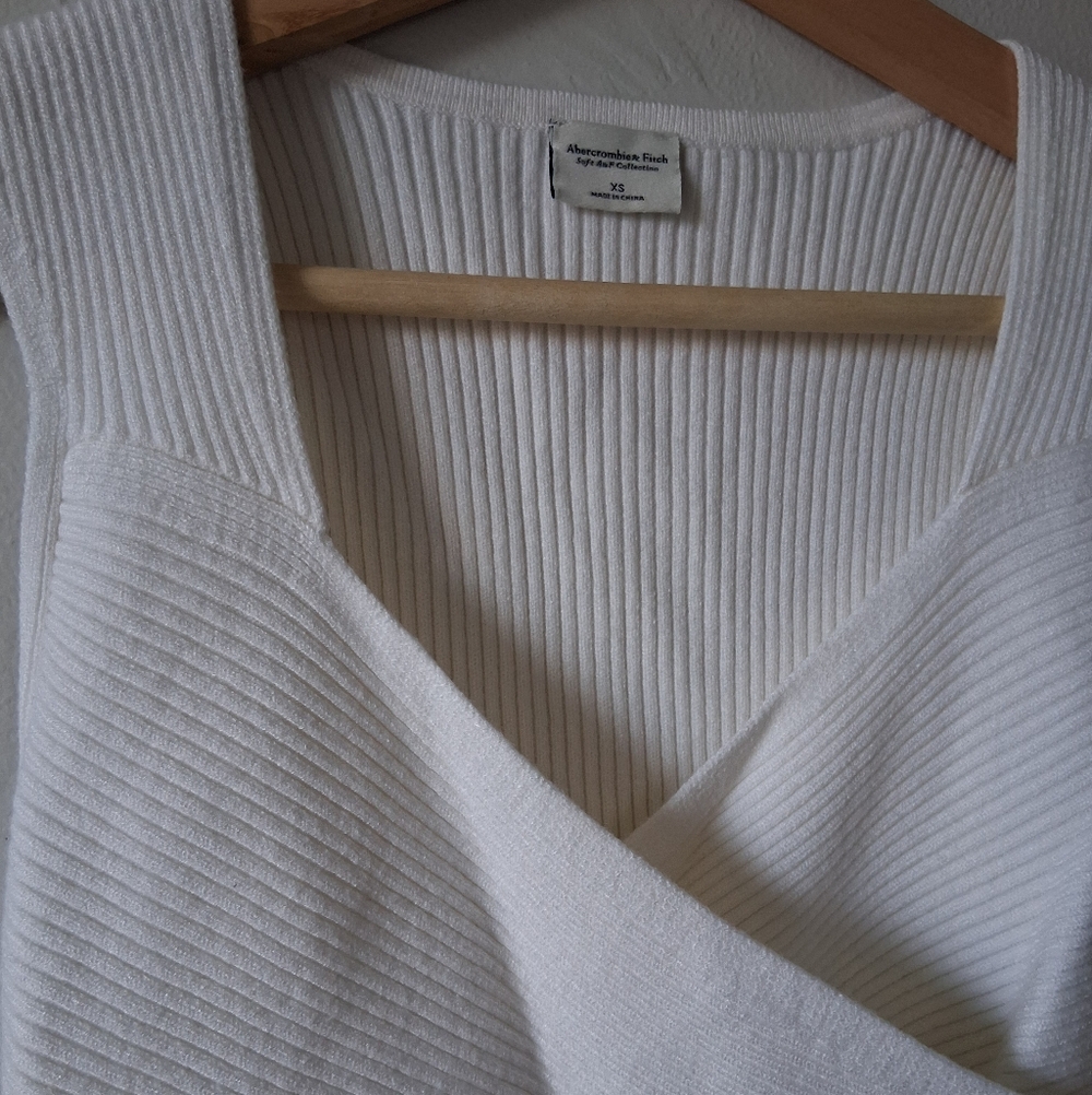 Abercrombie & Fitch White Wrap Over Tanktop - Picture 2 of 5